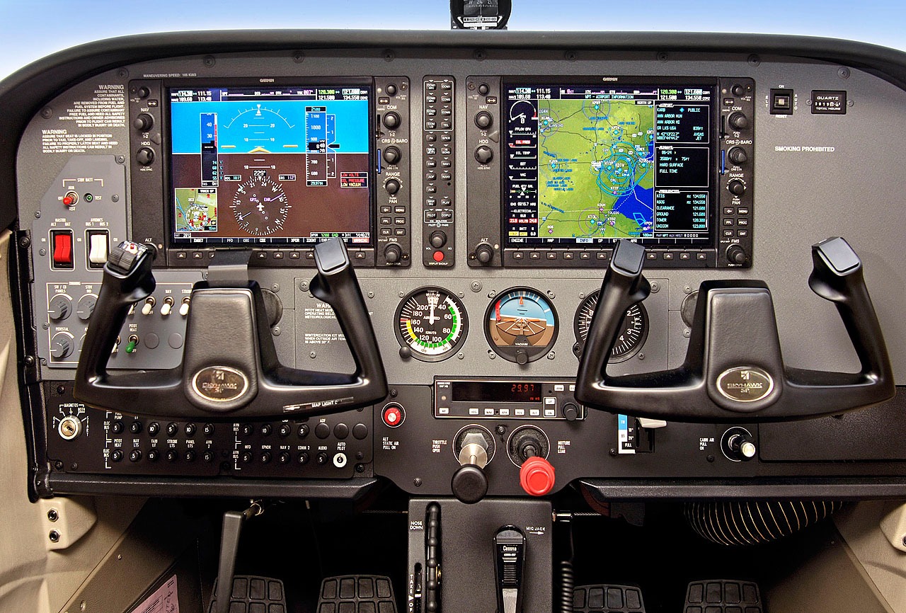 Cockpit of a Cessna 172S with the Garmin G1000 primary flight display and multi-function display